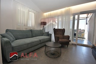 Hrvaška, Vodice, prodaja udobno opremljeno stanovanje v bližini morja, dve spalnici, talno ogrevanje