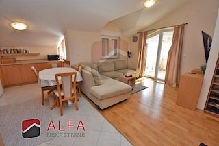 Hrvaška, Vodice, prodaja lepo opremljeno udobno stanovanje z dvema spalnicama