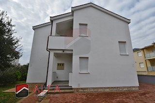 Hrvaška, Vodice, prodaja prostorna hiša s tremi apartmaji