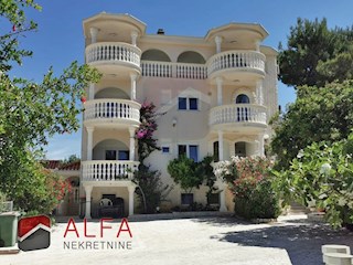 Hrvaška, Vodice, prodajamo opremljen apartma, prvo nadstropje, tri spalnice
