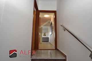 Hrvaška, Vodice, prodaja opremljeno udobno stanovanje, prvo nadstropje