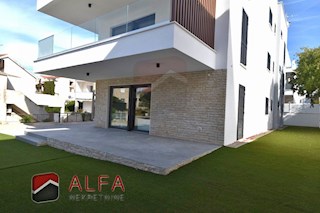 Vodice center, ATRAKTIVNO, prodamo trisobno stanovanje v pritličju z vrtom