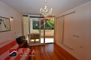 Hrvaška, Vodice, prodaja udobno dvosobno stanovanje v centru mesta