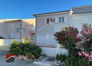 Hrvaška, Vodice, prodaja dvojček hiše s štirimi spalnicami