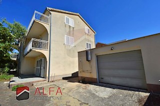 Hrvaška, Vodice, Srima, prodaja samostojna hiša s 5 apartmaji, blizu morja