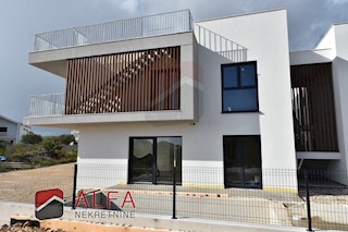 Hrvaška, Vodice, novogradnja, prodamo udobno stanovanje v pritličju, z bazenom in vrtom