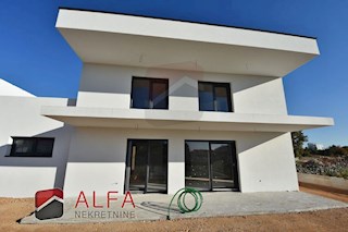 Hrvaška, Vodice – prodaja nova polpritlična hiša z bazenom in garažo