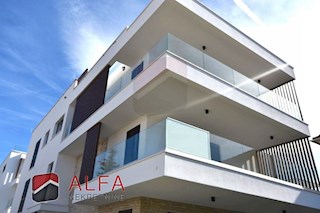 Vodice center, ATRAKTIVNO, prodamo trisobno stanovanje v drugem nadstropju s strešno teraso