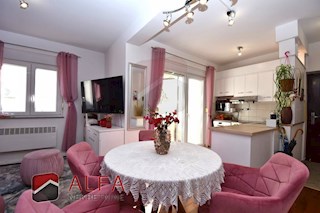 Hrvaška, Vodice – prodaja opremljeno stanovanje v pritličju