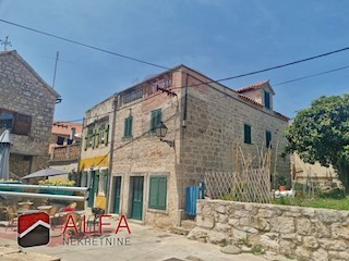 Hrvaška, otok Prvić, Šepurine, prodaja stara kamnita hiša, potrebna prenove, blizu morja, pogled na morje