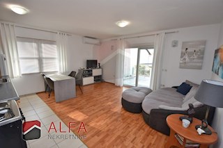 Hrvaška, Vodice – opremljeno pritlično stanovanje z dvoriščem