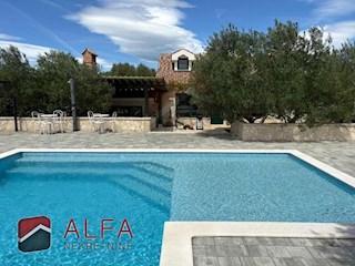 Vodice – hiša z bazenom in oljčnim nasadom naprodaj