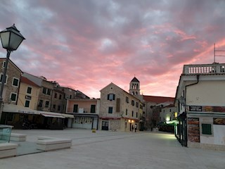 Vodice, prostorno dvosobno stanovanje na mirni lokaciji