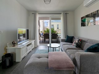 Novigrad – Čudovita hiša v nizu, z razgledom na morje, 3-sobe, 2-kopalnici, jacuzzi, vrt, opremljena, 2PM