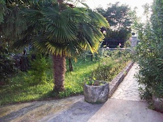 ZA INVESTICIJO: do 18 stanovanj + bazen