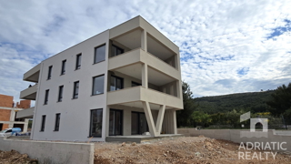 Tribunj, trisobno stanovanje z veliko teraso