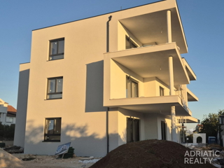 Tribunj, sodoben dvosoben stanovanje z dvema parkirnima mestoma, pogled na morje