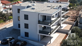 Tribunj, sodoben dvosoben stanovanje z dvema parkirnima mestoma, pogled na morje