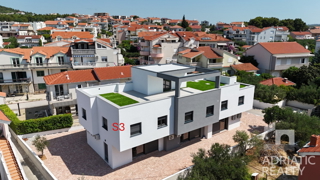 Vodice, dvonadstropno stanovanje z dvoriščem blizu plaže