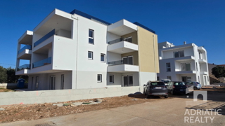 Vodice, novogradnja, enoprostanovanjski apartma v pritličju, 600 m od plaže