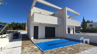 Srima, Vodice, moderna dvojna hiša z bazenom – vselitev spomladi 2025