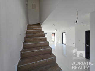 Srima, Vodice, moderna dvojna hiša z bazenom – vselitev spomladi 2025