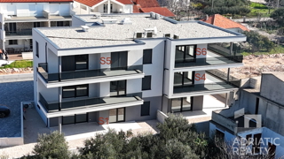 Tribunj, stan s tremi spalnicami in veliko teraso v novogradnji