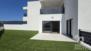 Vodice, stanovanje s privatnim ulazom, vrtom in dvema parkirnima mestoma