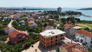 Vodice, luksuzni trosobni stan s prekrasnim pogledom na morje – 150 m od plaže