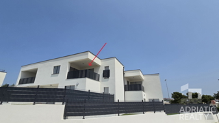 Vodice, prostoren dvosobni stanovanje s teraso, takoj vseljiv