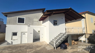 Vodice, samostojna hiša na mirni lokaciji, 15 minut hoje do morja in centra