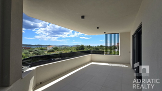 Vodice, moderan trisobni stan s pogledom na morje