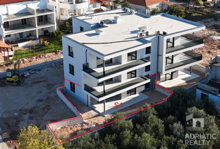 Tribunj, prostoren dvosobni stan v pritličju s svojim vrtom 121,55 m2