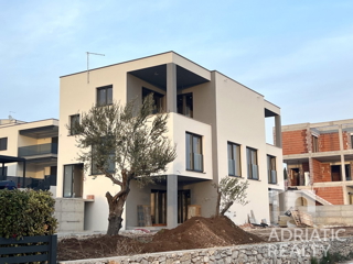Vodice, dvojna hiša z dvema stanovanjema in bazenom, čudovit pogled na morje