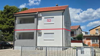 Vodice, trisobno stanovanje z zasebnim vhodom in vrtom na mirni lokaciji