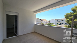 Vodice, trisobno stanovanje z zasebnim vhodom in vrtom na mirni lokaciji