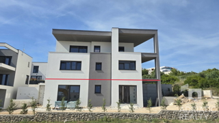 Vodice, stanovanje v pritličju z dvoriščem velikosti 245 m2, ODLIČNA PRILOŽNOST