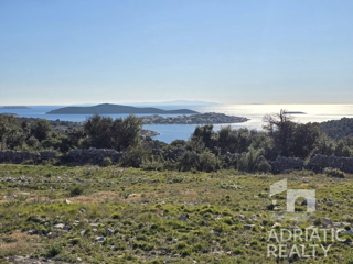 Okolica Rogoznice, gradbeno zemljišče s čudovitim panoramskim pogledom na morje in otoke.