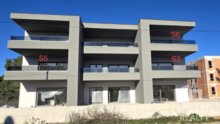 Srima, novogradnja, stanovanje s tremi spalnicami v bližini plaže