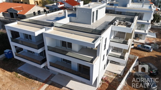 Vodice, novogradnja, enoprostanovanjski apartma v pritličju, 600 m od plaže