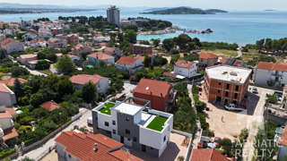 Vodice, dvoetažni apartma v moderni novogradnji blizu plaže