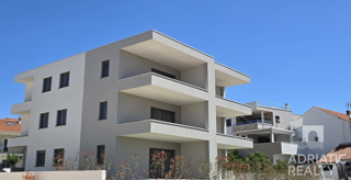 Vodice, udoben trisobni stan s vrtom v bližini plaže