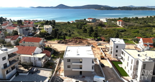 Vodice, udoben trisobni stan s vrtom v bližini plaže