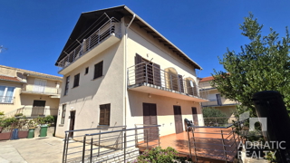 Vodice, družinska hiša z apartmaji - idealna priložnost za turizem