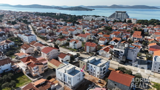 Vodice, trisobno stanovanje s strešno teraso v novogradnji, 131,5 m2