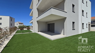 Vodice, dvosobno stanovanje z vrtom na odlični lokaciji