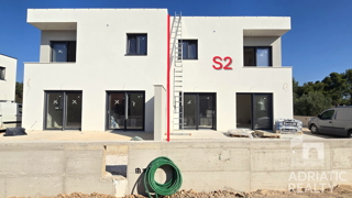 Vodice, moderna dvojna hiša z vrtom na mirni lokaciji