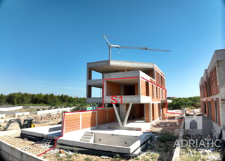Vodice, sodobno dvonadstropno stanovanje z bazenom in vrtom