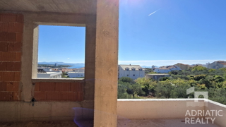 Vodice, trisobno stanovanje s shrambnim prostorom in parkirnim mestom