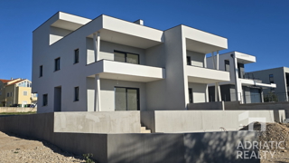 Vodice, dvoetažni stan s krovno teraso in čudovitim pogledom na morje